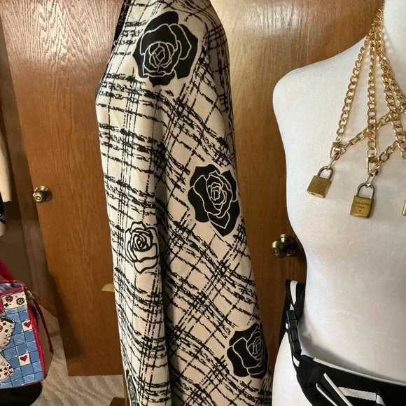 Black and Cream Plaid Shawl with Camelia floral Design - Picture 7 of 11